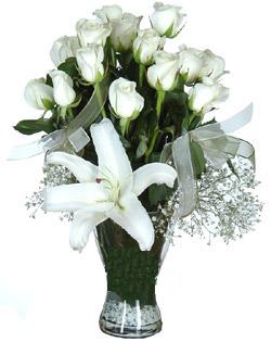 cam içerisinde 11 beyaz gül ve 1 kazablanka  Kayseri çiçek çiçek siparişi vermek 