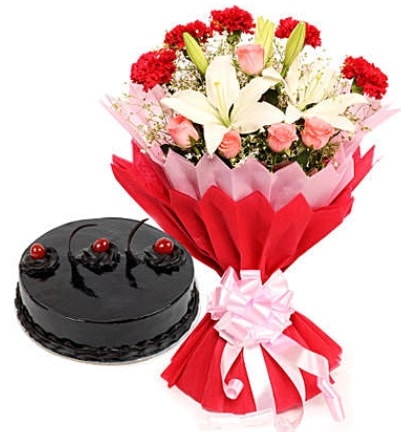 Karışık mevsim buketi ve 4 kişilik yaş pasta  Kayseri çiçek internetten çiçek siparişi 